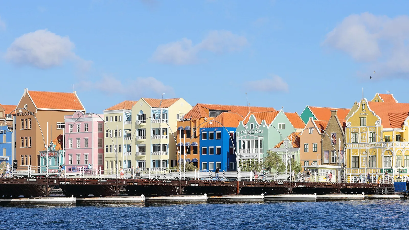 De Emmabrug en de Handelskade in Willemstad, gezien vanaf het water