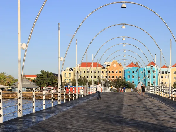 De Emmabrug over de Sint Annabaai, met Willemstad aan de overkant